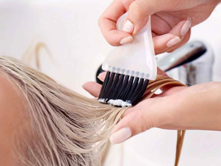 چگونه موهای خود را به روش فویل و بالیاژ در خانه هایلایت کنیم