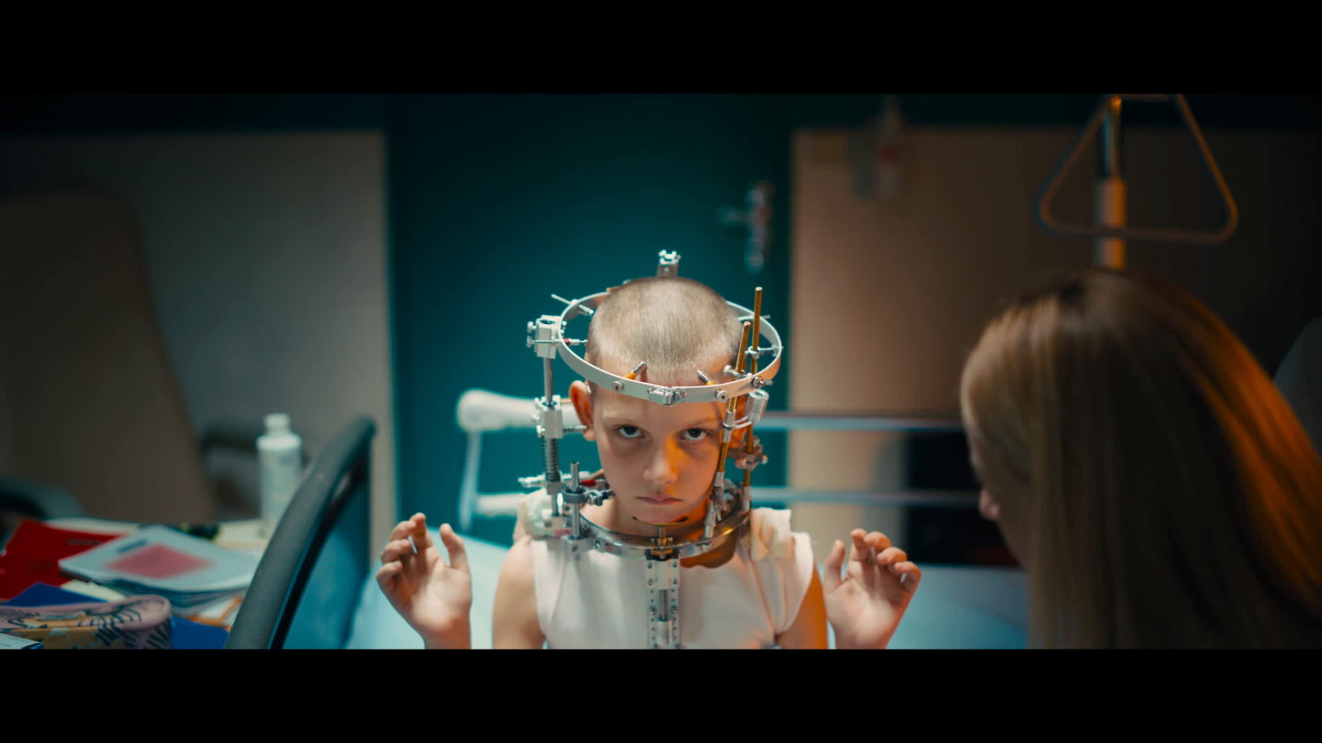 الکسیا کودک و دستگاهی در نمایی از فیلم تیتان