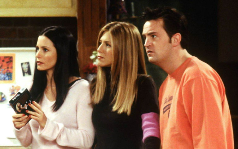خاطره‌انگیزترین قسمت‌های سریال Friends با حضور متیو پری - گیمفا