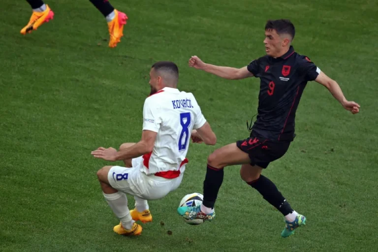 ستاره تیم فوتبال آلبانی با کفش سوپر ماریو به مصاف کرواسی رفت - گیمفا