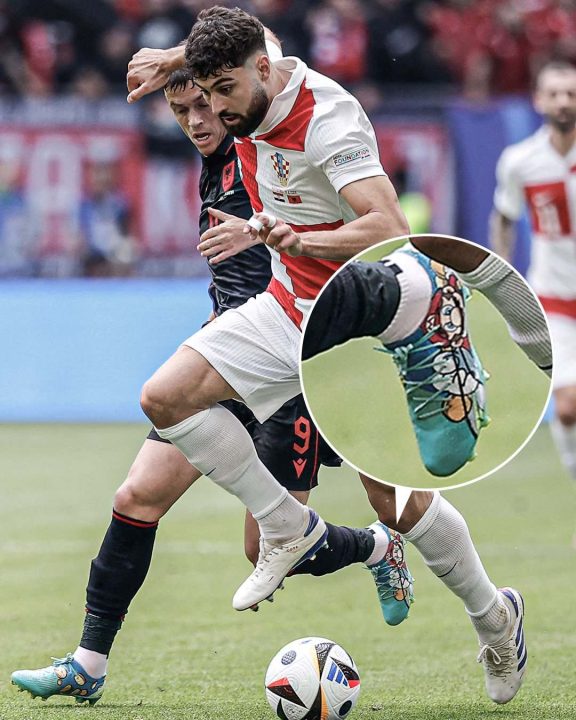 ستاره تیم فوتبال آلبانی با کفش سوپر ماریو به مصاف کرواسی رفت - تی ام گیم 