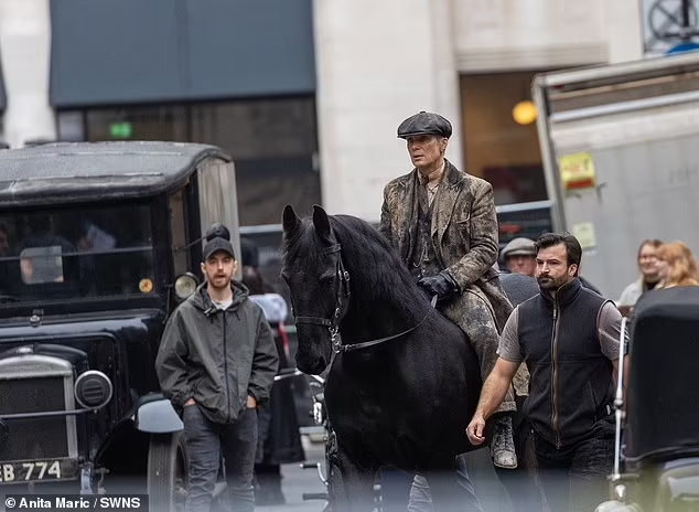 تصاویری از کیلیان مورفی سر صحنه‌ی فیلمبرداری فیلم Peaky Blinders منتشر شد - گیمفا