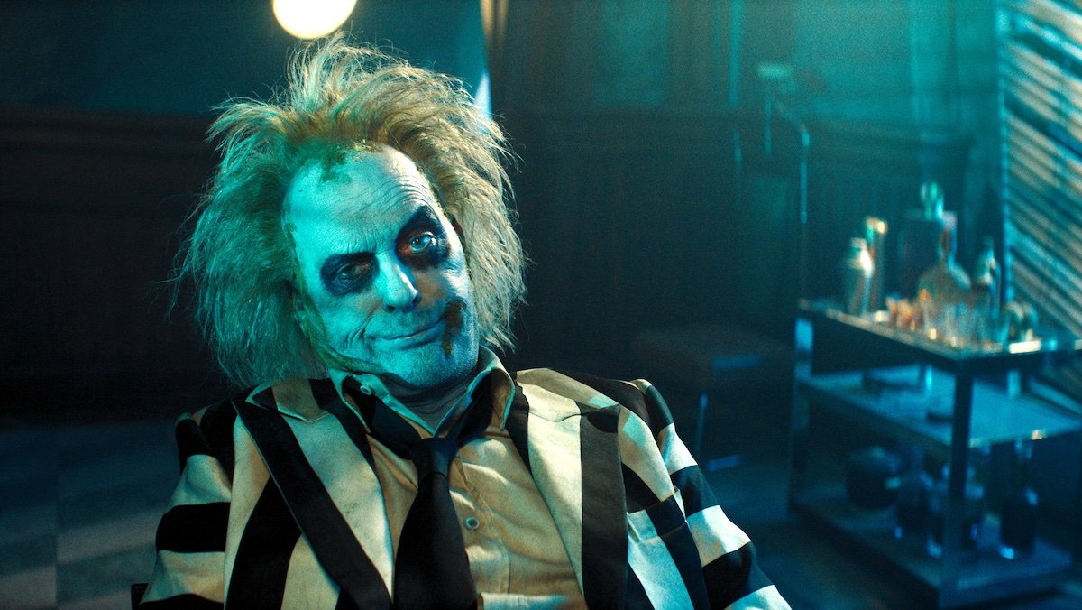 مایکل کیتون در فیلم beetlejuice beetlejuice