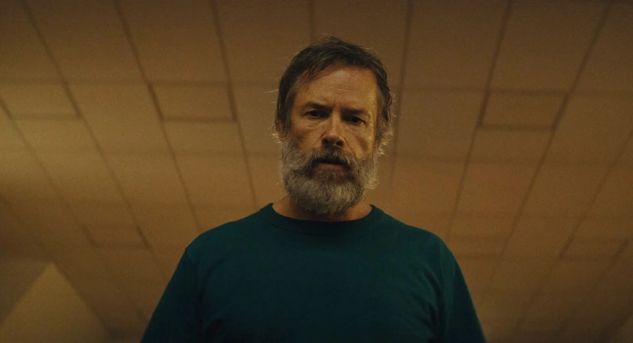 نقد فیلم Inside | شخصیتپردازی ناقص، ریتم نامتوازن و داستانی بیجان – موبوگیم نقد فیلم Inside | شخصیتپردازی ناقص، ریتم نامتوازن و داستانی بیجان – موبوگیم