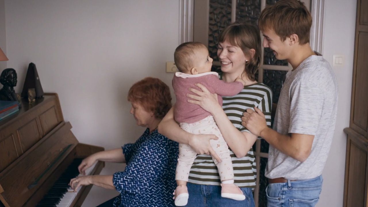 10 نقد فیلم Young Mothers | ملودیهای شکسته، آکوردهای امید - گیمفا