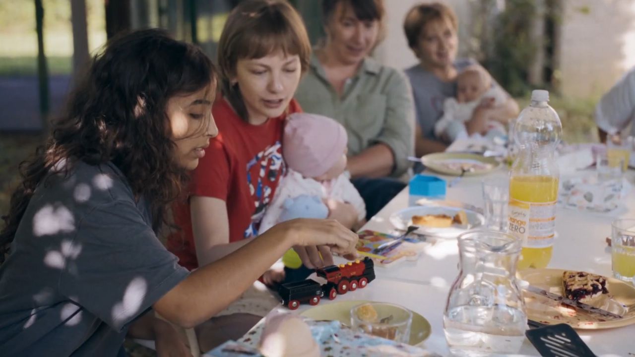 7 نقد فیلم Young Mothers | ملودیهای شکسته، آکوردهای امید - گیمفا