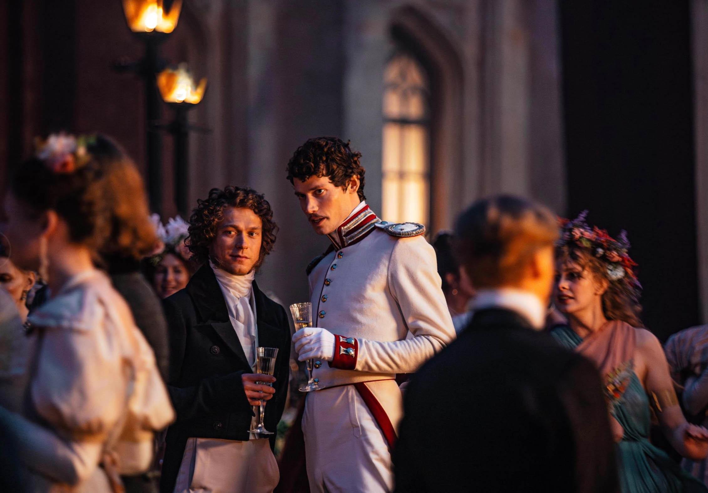 mv5bowu0mwq0mwitztvlns00ogy0ltlk نقد فیلم The Poet | کاریکاتوریزه کردنِ الکساندر پوشکینِ بزرگ - گیمفا