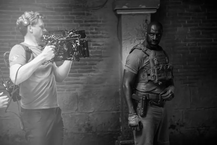 netflix reveals first look at extraction series as omar sy starrer wraps production in ireland اولین تصویر از عمر سی در سریال Mercenary منتشر شد - گیمفا