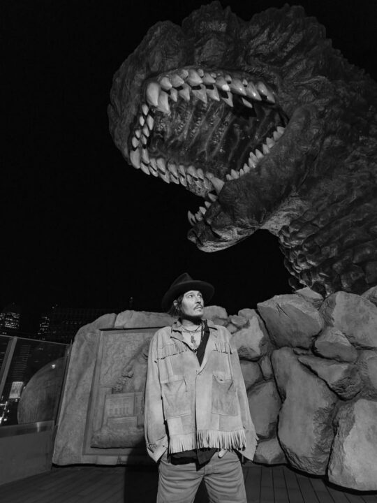 photo 5305420045754241716 y تصاویر جدیدی از حضور جانی دپ در توکیو منتشر شد؛ ملاقاتی غیرمنتظره با گودزیلا - گیمفا