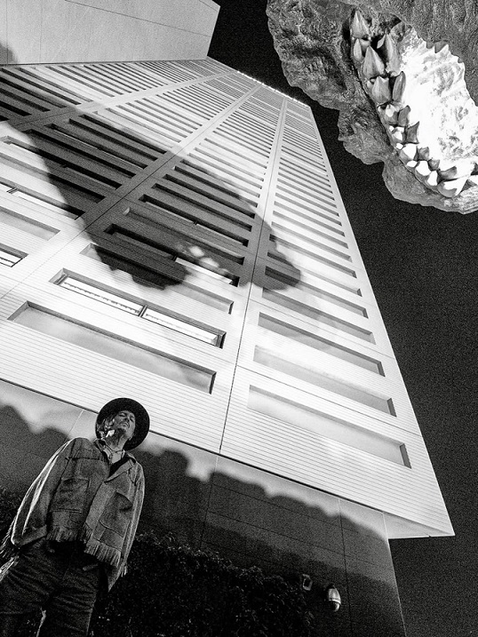 photo 5305420045754241717 y تصاویر جدیدی از حضور جانی دپ در توکیو منتشر شد؛ ملاقاتی غیرمنتظره با گودزیلا - گیمفا