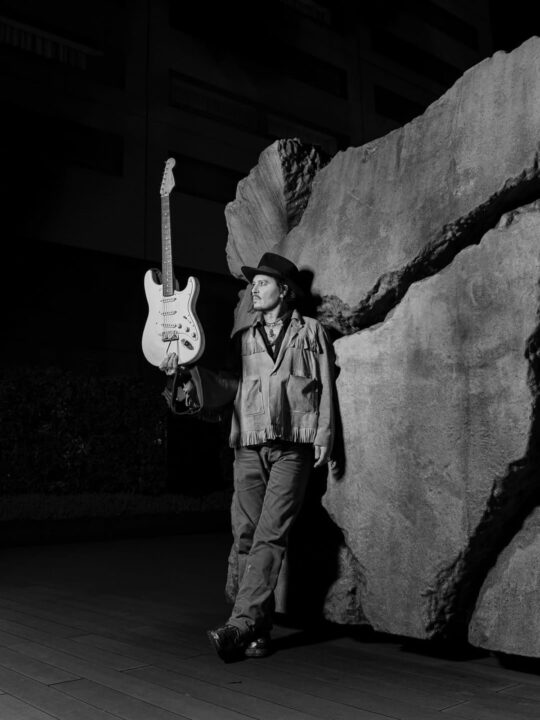 photo 5305420045754241719 y تصاویر جدیدی از حضور جانی دپ در توکیو منتشر شد؛ ملاقاتی غیرمنتظره با گودزیلا - گیمفا