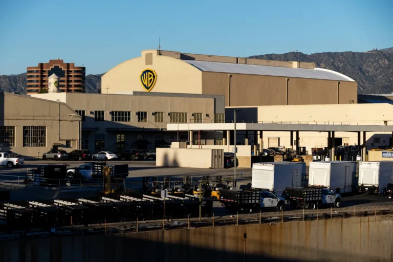 کمپانی برادران وارنر قصد دارد پیشنهاد خرید پارامونت را رد کند