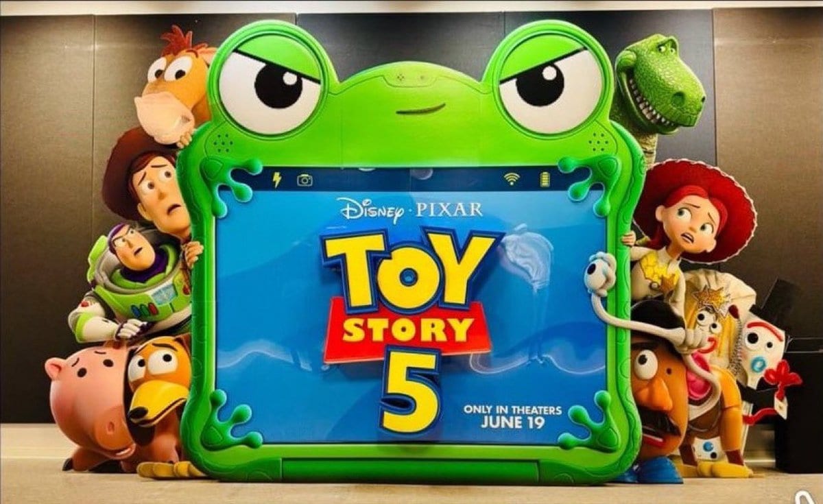 3b779a8c 959e 45ad a9aa cc1bf55af08d تصویر استند تبلیغاتی انیمیشن Toy Story 5 منتشر شد | گیمفا