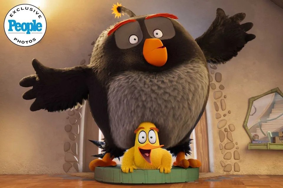 Life size Angry Birds Display a Large Black Bird with an Orange Beak and Red Eyebrows Stretches Its Wings Above a Small Yellow Chick Perched on a Circular Platform