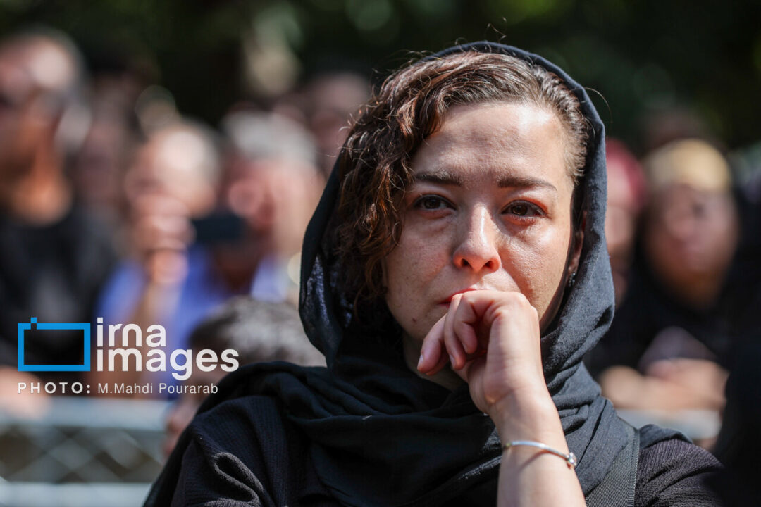 5379793 جمعی از هنرمندان و مسئولان در مراسم وداع با اکبر عبدی شرکت کردند + تصویر › موبوگیم