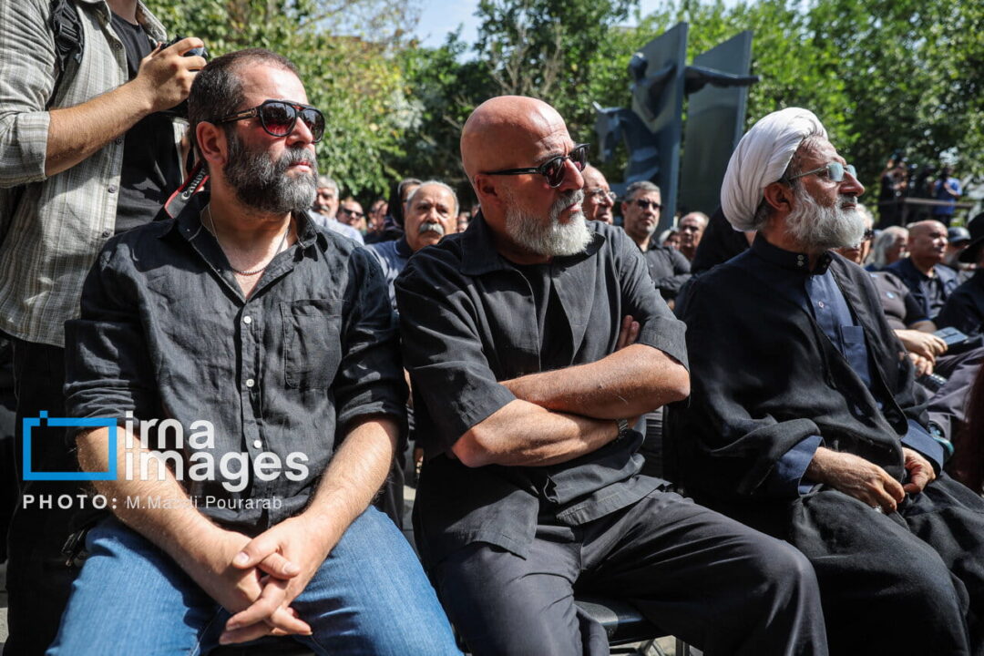 5379796 جمعی از هنرمندان و مسئولان در مراسم وداع با اکبر عبدی شرکت کردند + تصویر › موبوگیم