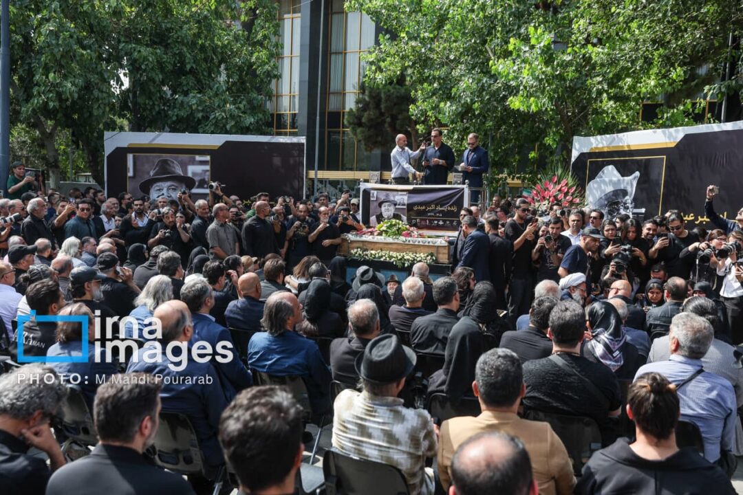 5379797 1 جمعی از هنرمندان و مسئولان در مراسم وداع با اکبر عبدی شرکت کردند + تصویر › موبوگیم