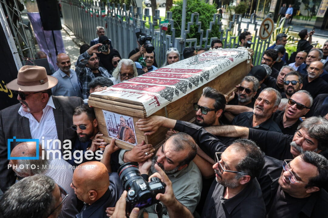 5379798 جمعی از هنرمندان و مسئولان در مراسم وداع با اکبر عبدی شرکت کردند + تصویر › موبوگیم