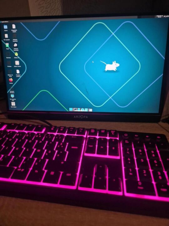 Transforming a phone into a linux pc 5 گوشی پرچمدار اندرویدی به یک کامپیوتر کامل تبدیل شد و بازی The Witcher 3 را اجرا کرد | گیمفا