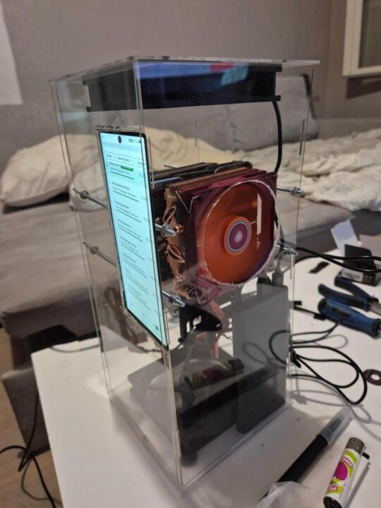 Transforming a phone into a linux pc 7 گوشی پرچمدار اندرویدی به یک کامپیوتر کامل تبدیل شد و بازی The Witcher 3 را اجرا کرد | گیمفا