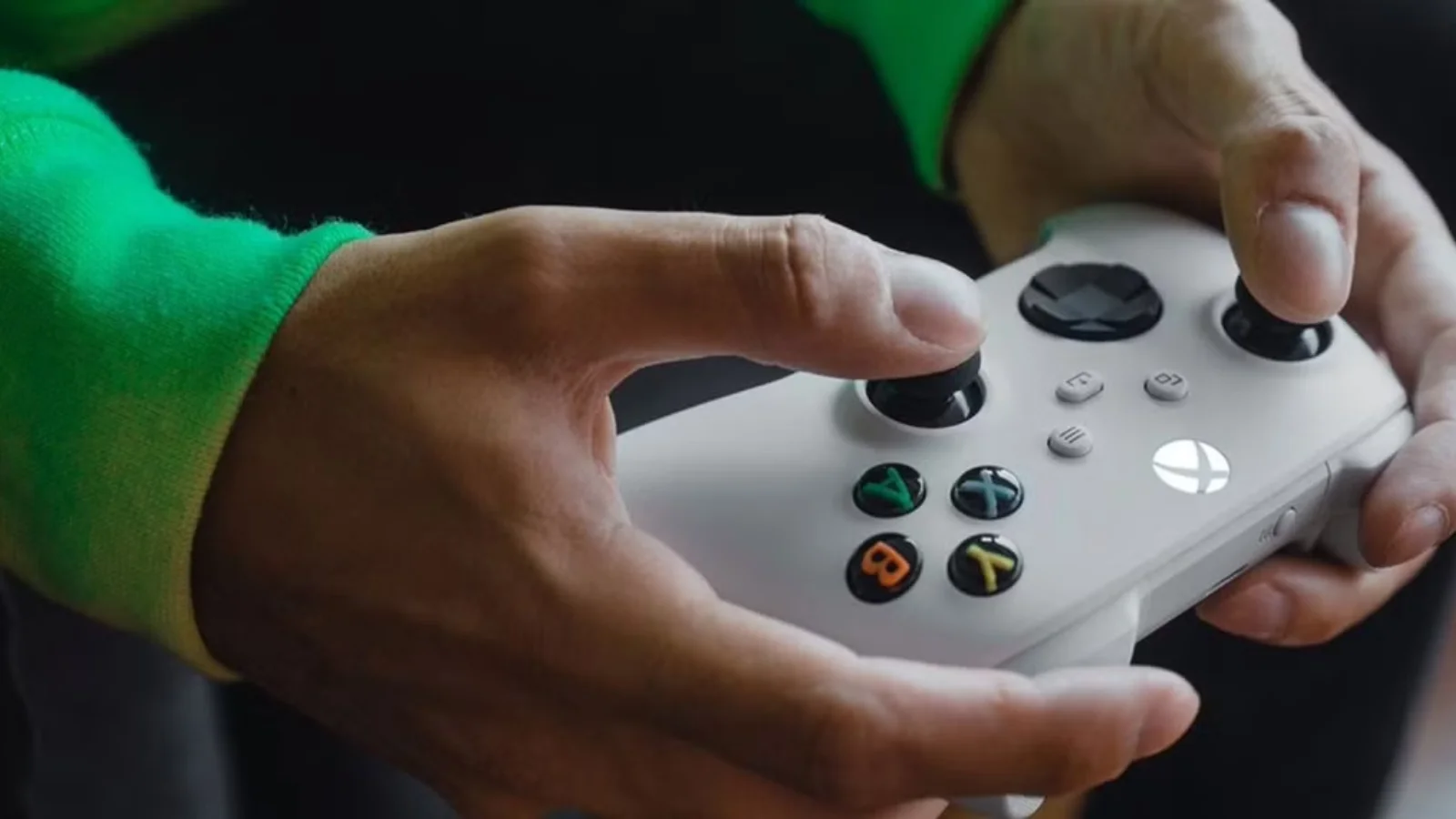 Xbox controller player گیمرهای استرالیایی ایکس باکس از این به بعد برای تجربه بازیهای +۱۸ باید سنشان را ثابت کنند | موبوگیم