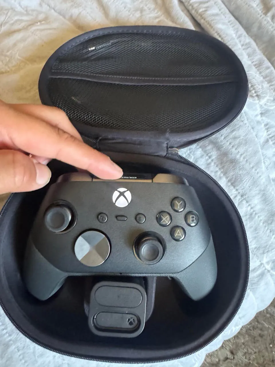 تصاویر فاش‌شده تأیید می‌کنند: دسته جدید Xbox Elite Series 3 از یک صفحه‌نمایش کوچک بهره می‌برد | موبوگیم