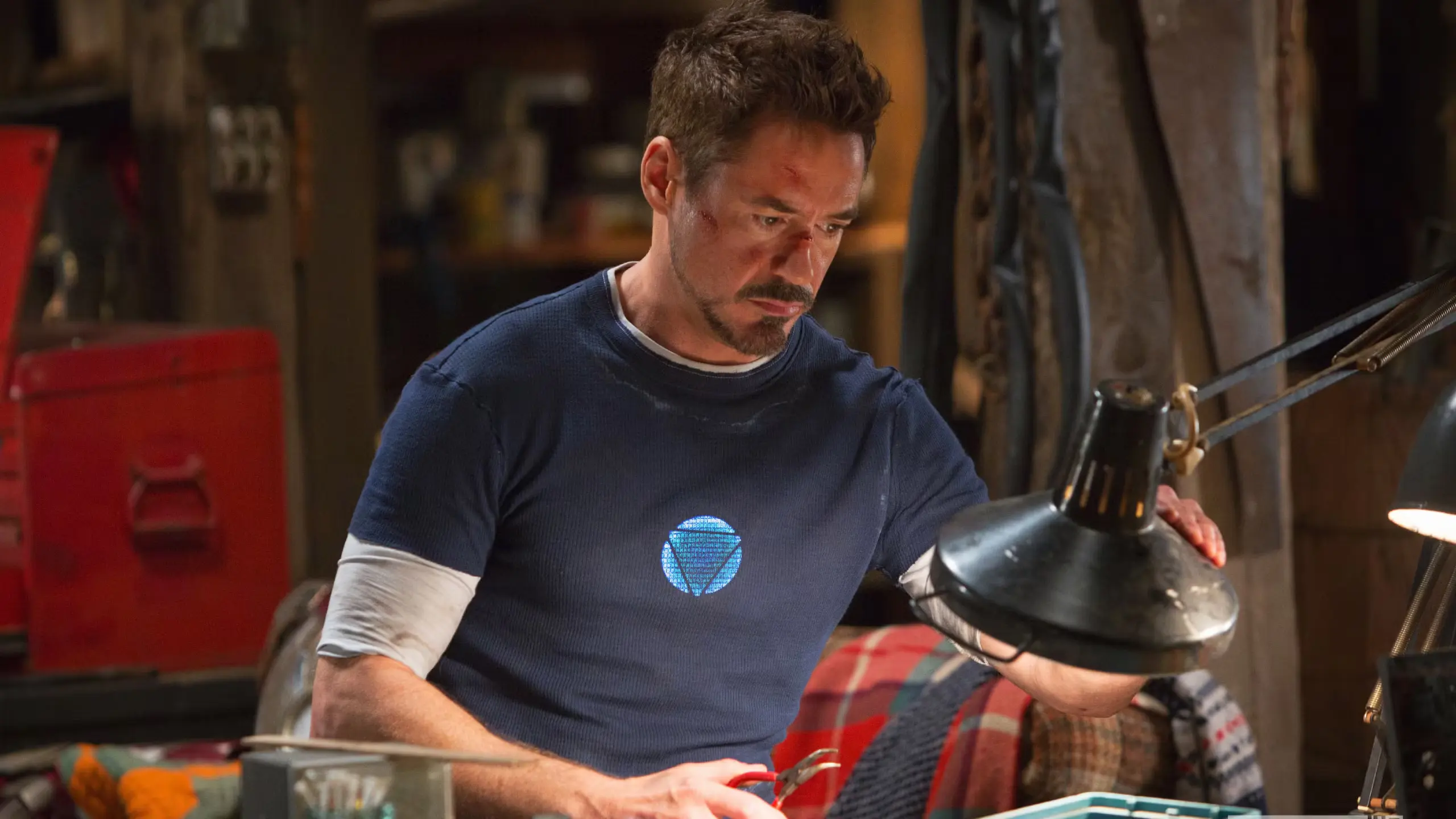 پرفروشترین فیلمهای ابرقهرمانی | موبوگیم 1 robert downey jr in iron man 3