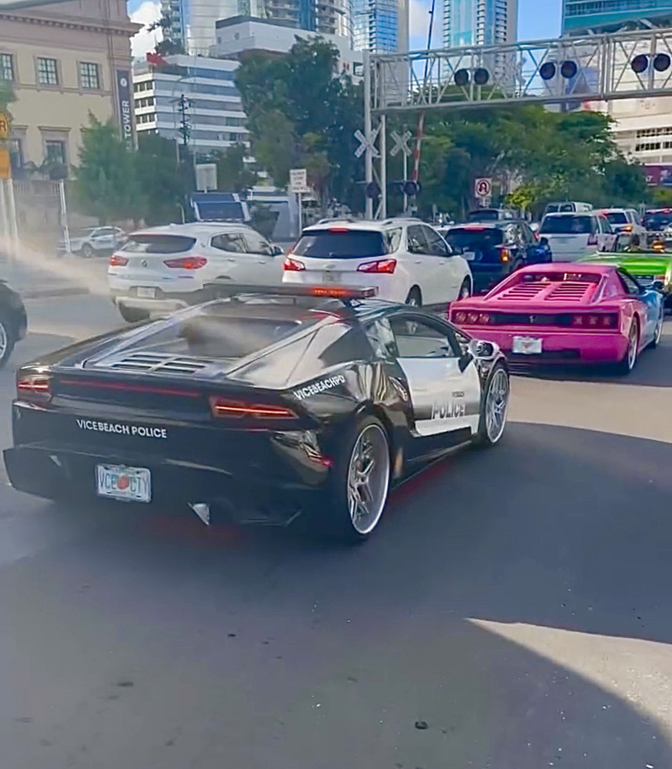 تماشا کنید: تبلیغ دیوانهوار GTA 6 در خیابانهای میامی با سوپرکارها | گیمفا