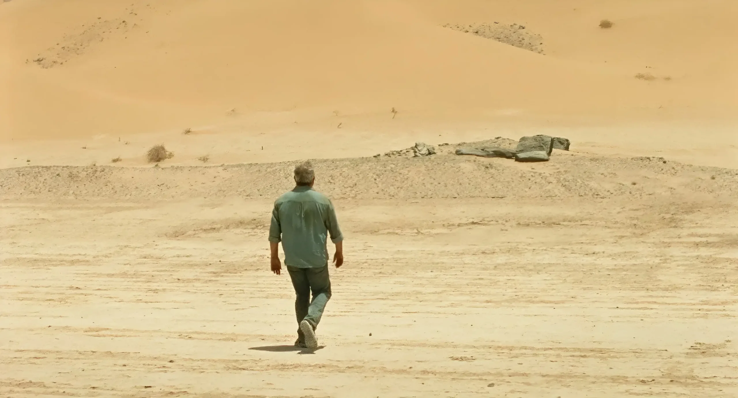 Sirat20251080pblurayfarsisubfilm2mediamkv snapshot 013947 20260927 214146 بررسی فیلم Sirāt | سفر به سوی ناشناخته | موبوگیم